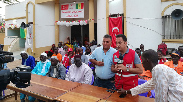 Turkije geeft iftarmaaltijd aan honderden weeskinderen in Senegal