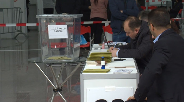 Turkse Nederlanders vanaf vandaag naar de stembus