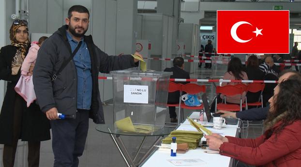 Stemlokalen open, duizenden Turken naar de stembus