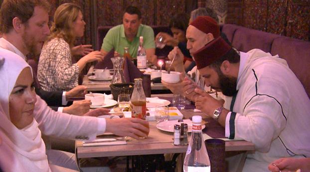 Moslims en niet-moslims bijeen tijdens iftar-maaltijd